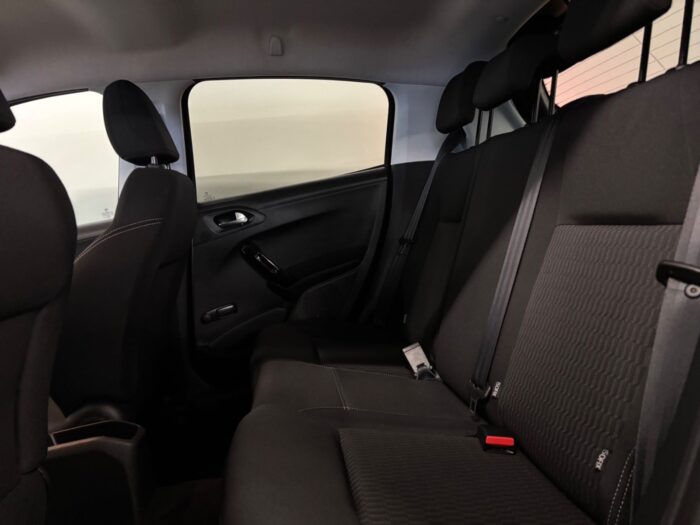 Peugeot 208 BlueHDi 100 Envy 2018 - Image 14