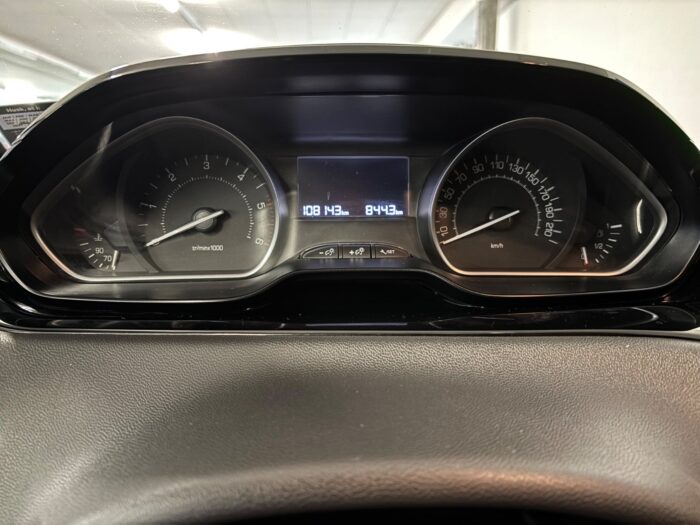Peugeot 208 BlueHDi 100 Envy 2018 - Image 4
