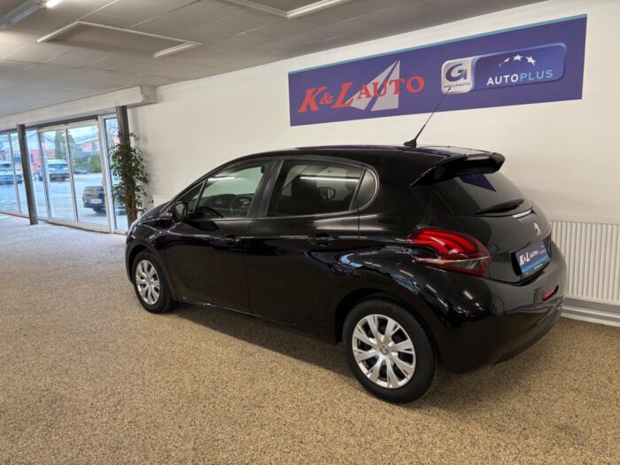 Peugeot 208 BlueHDi 100 Envy 2018 - Image 15