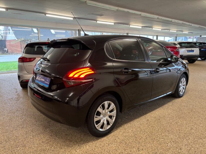Peugeot 208 BlueHDi 100 Envy 2018 - Image 16