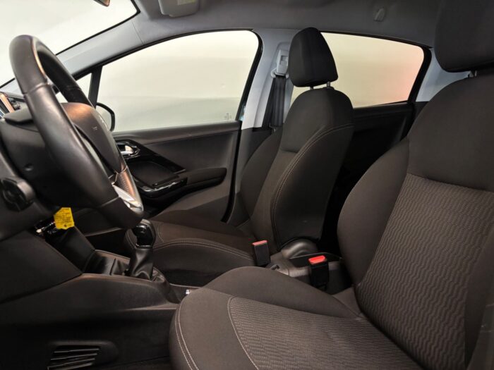 Peugeot 208 BlueHDi 100 Envy 2018 - Image 13