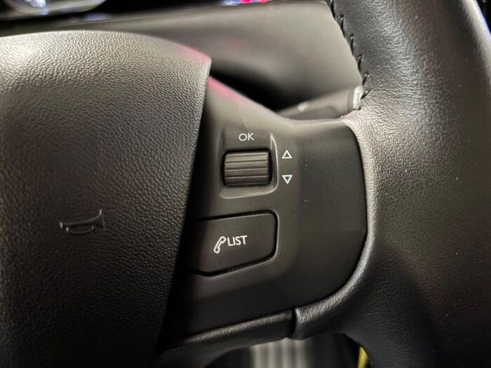 Peugeot 208 BlueHDi 100 Envy 2018 - Image 7