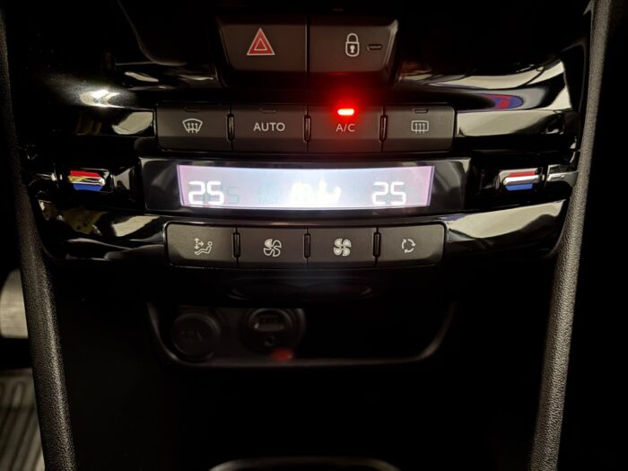 Peugeot 208 BlueHDi 100 Envy 2018 - Image 12