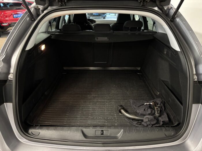 Peugeot 308 BlueHDi 120 Allure SW 2018 - Image 17