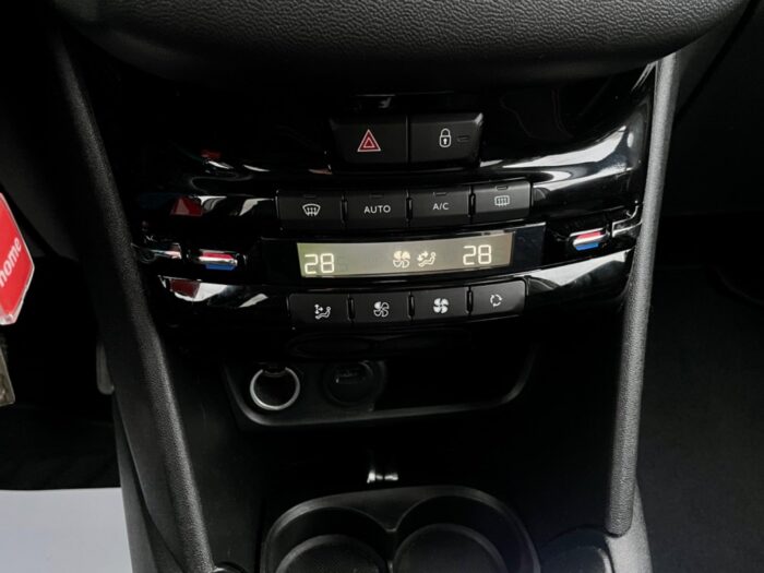Peugeot 208 BlueHDi 100 Allure 2019 - Image 8