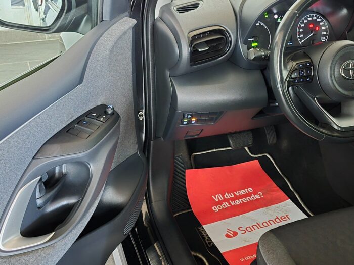 Toyota Yaris Hybrid Active Tech e-CVT 2021 - Image 13