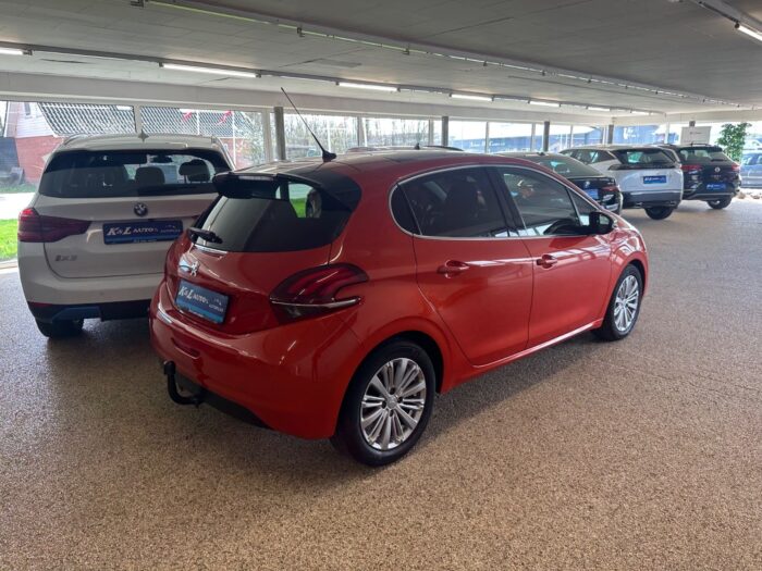 Peugeot 208 BlueHDi 100 Allure Sky 2017 - Image 15