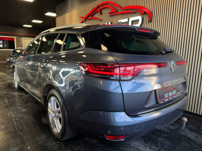 Renault Megane IV E-Tech Intens Sport Tourer 2022 - Image 4