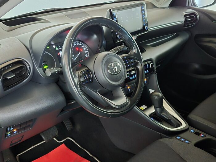 Toyota Yaris Hybrid Active Tech e-CVT 2021 - Image 9