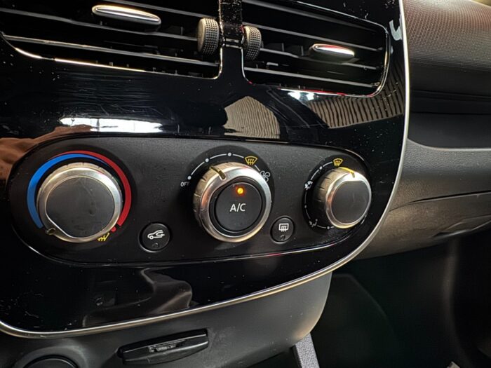 Renault Clio IV TCe 90 Expression 2015 - Image 18